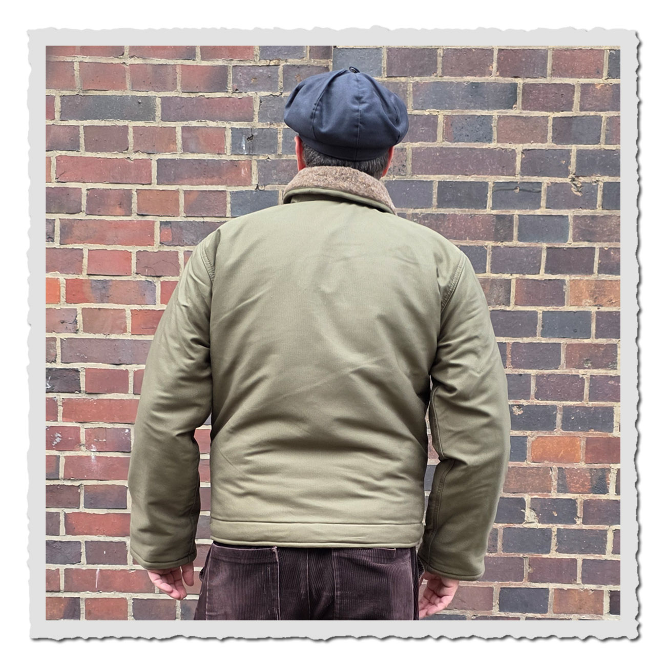 Rückansicht der 1943 N1 Deck Jacket in Bangor Green.